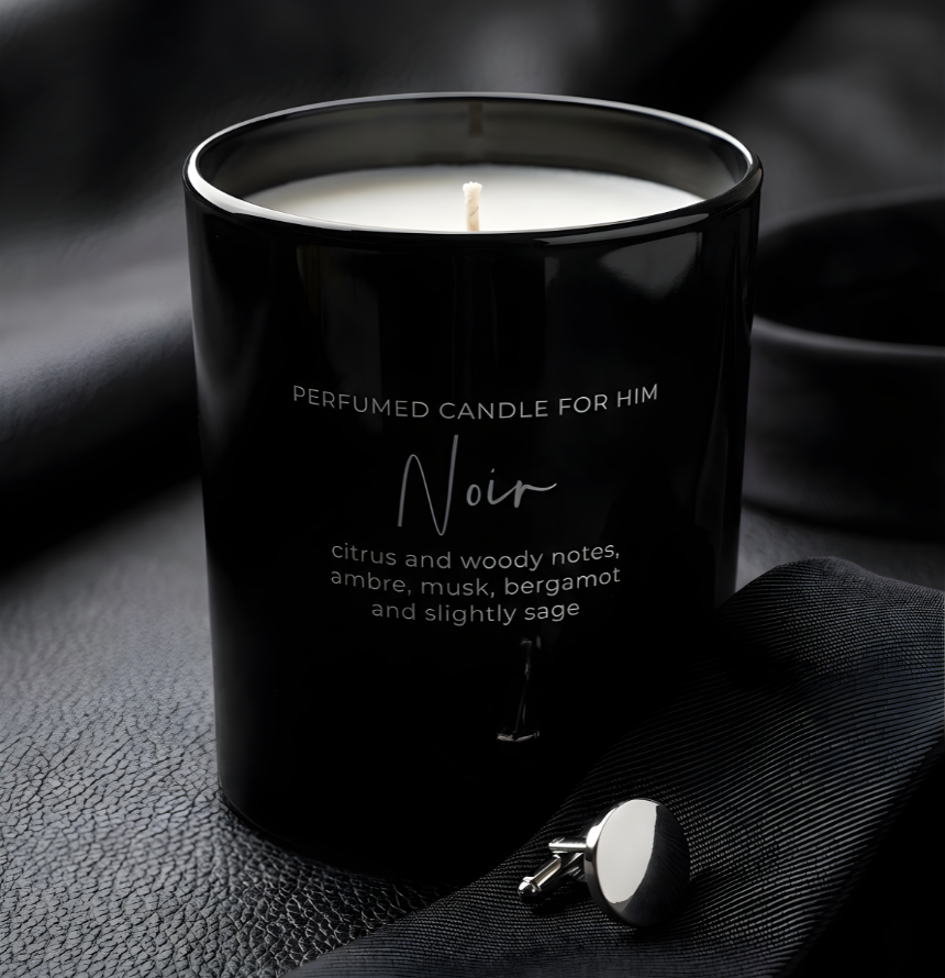 Elegante schwarze Duftkerze Noir auf dunklem Leder platziert neben silbernen Manschettenknöpfen – Best Bougie Premium Raumduft und Geschenkidee für Männer