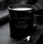 Elegante schwarze Duftkerze Noir auf dunklem Leder platziert neben silbernen Manschettenknöpfen – Best Bougie Premium Raumduft und Geschenkidee für Männer