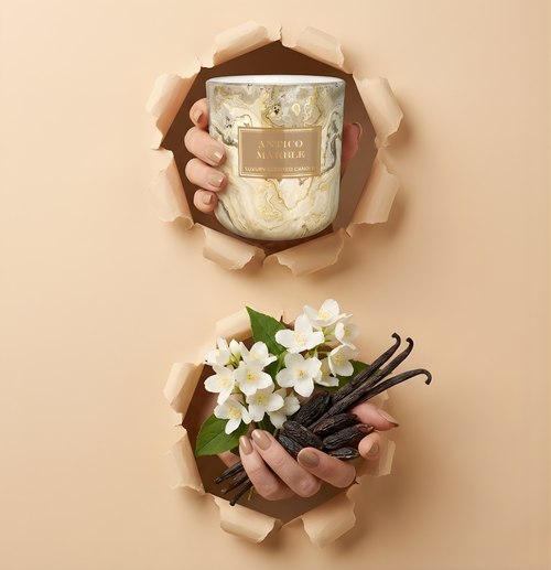 Hochwertige Duftkerze Antico Marble im Torn-Paper-Look. Hände präsentieren die Kerze zusammen mit frischen weißen Jasminblüten, Vanilleschoten und Tonkabohnen durch beigefarbenes, gerissenes Papier – Best Bougie Premium Raumduft.