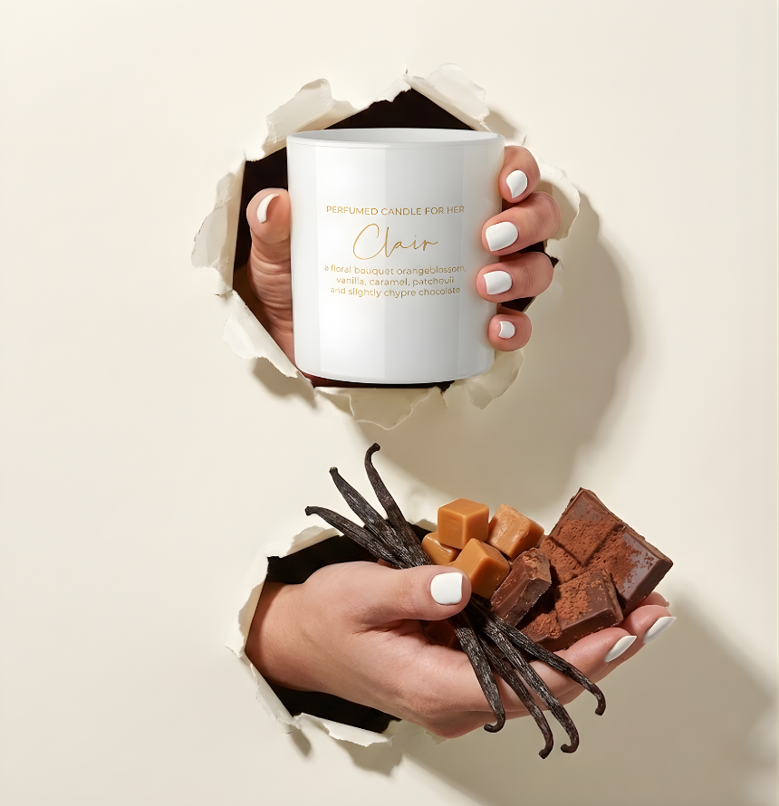 Elegante weiße Duftkerze Clair für Frauen im Torn-Paper-Look. Hände ragen durch cremefarbenes Papier und zeigen die Kerze neben Vanilleschoten, Karamellwürfeln und dunkler Schokolade – Best Bougie exklusives Geschenk für sie.