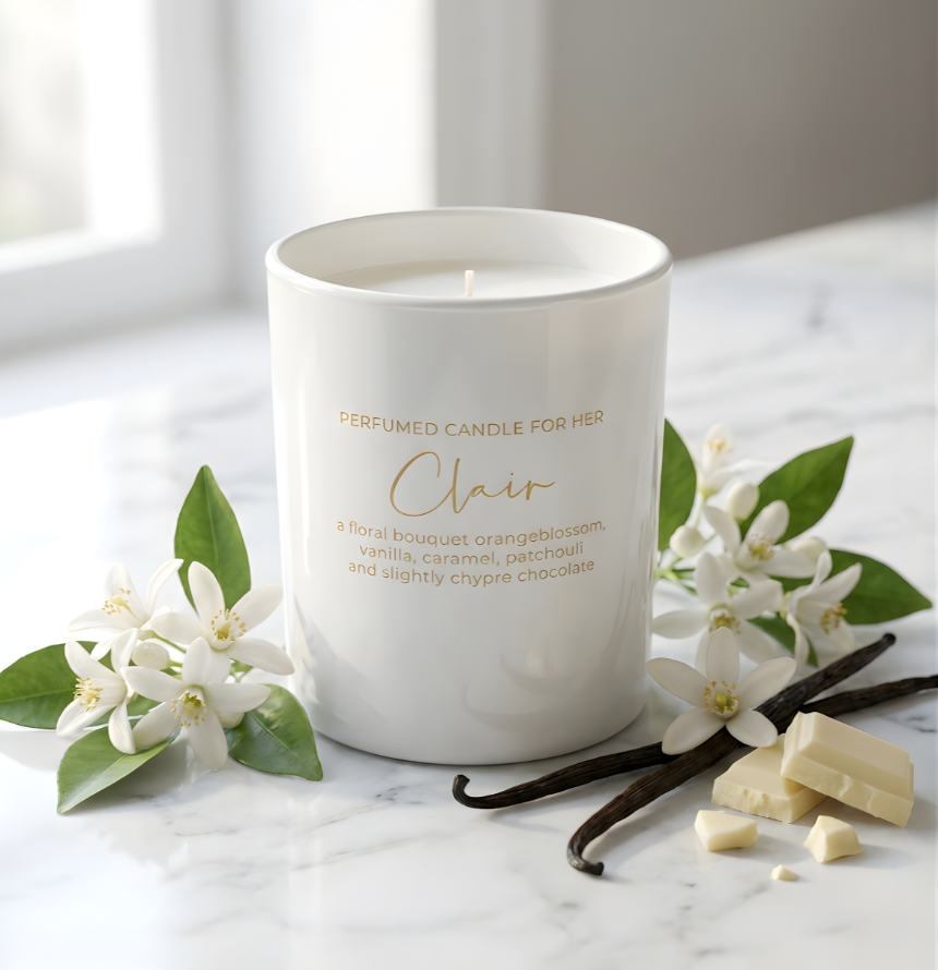 Elegante weiße Duftkerze Clair auf hellem Marmor, dekoriert mit frischen Orangenblüten, Vanilleschoten und weißer Schokolade – Best Bougie floraler Premium Raumduft