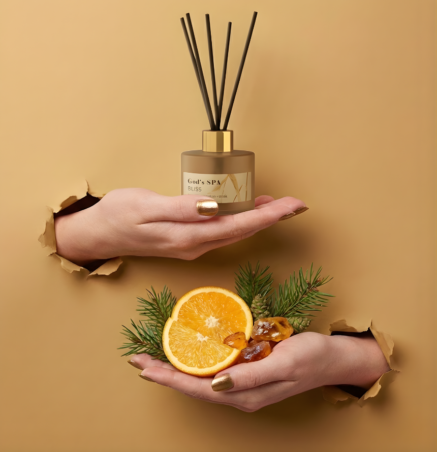 Eleganter God’s SPA Bliss Raumduft-Diffuser mit schwarzen Stäbchen im Torn-Paper-Look. Hände präsentieren den matten Glasflakon zusammen mit frischen Orangenscheiben, Fichtenzweigen und Ambra-Harzstücken durch beigefarbenes, gerissenes Papier – Best Bougie Wellness-Raumduft.